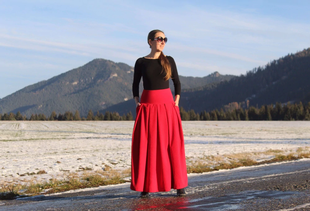 Dlhá červená sukňa z mäkkej kostýmovky s pružným pásom a vreckami