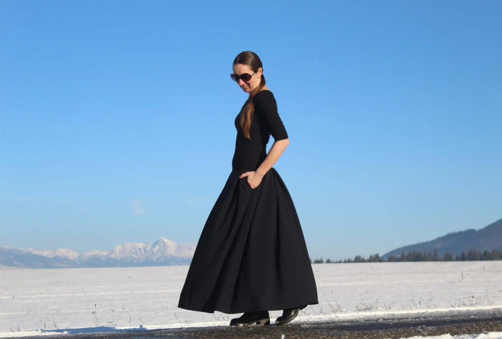 Dlhá temnomodrá skladaná sukňa