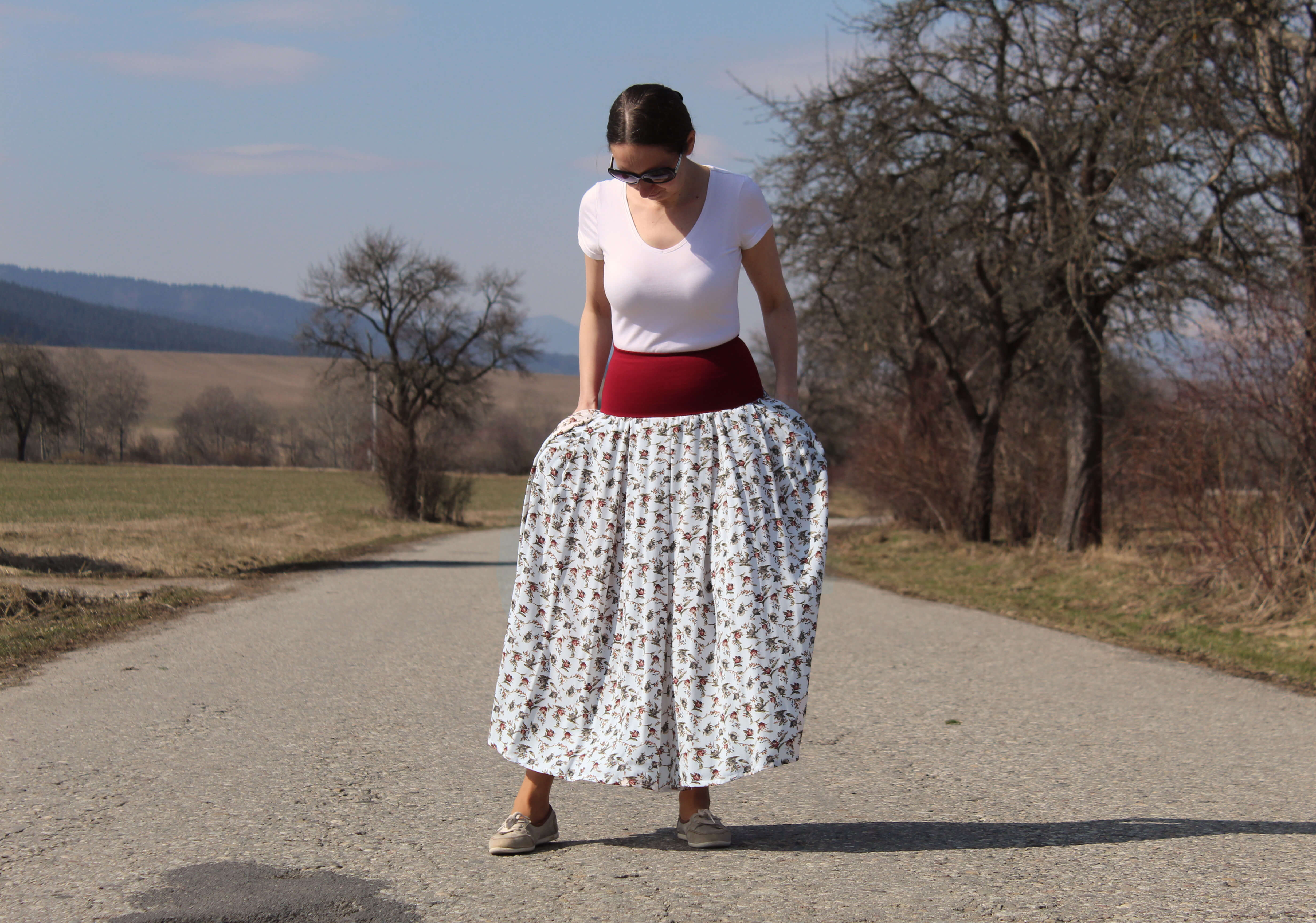 Viskózová sukňa biela s tulipánmi