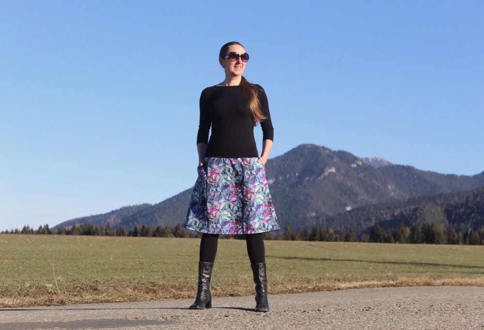 Krátka sukňa "modro-fialový abstrakt" veľ. M