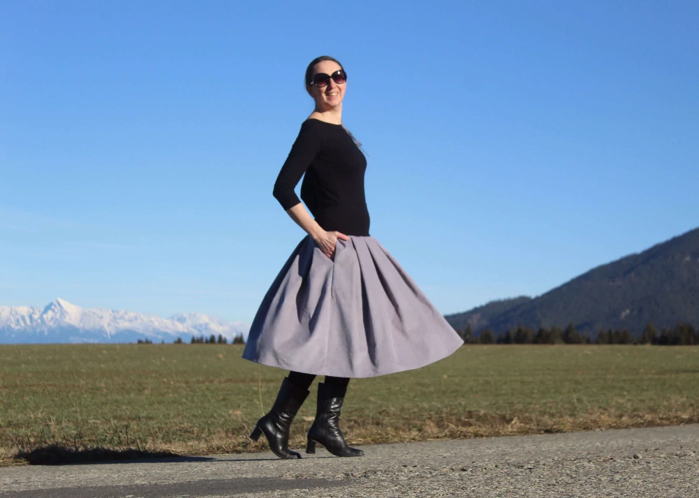 Šedá skladaná sukňa