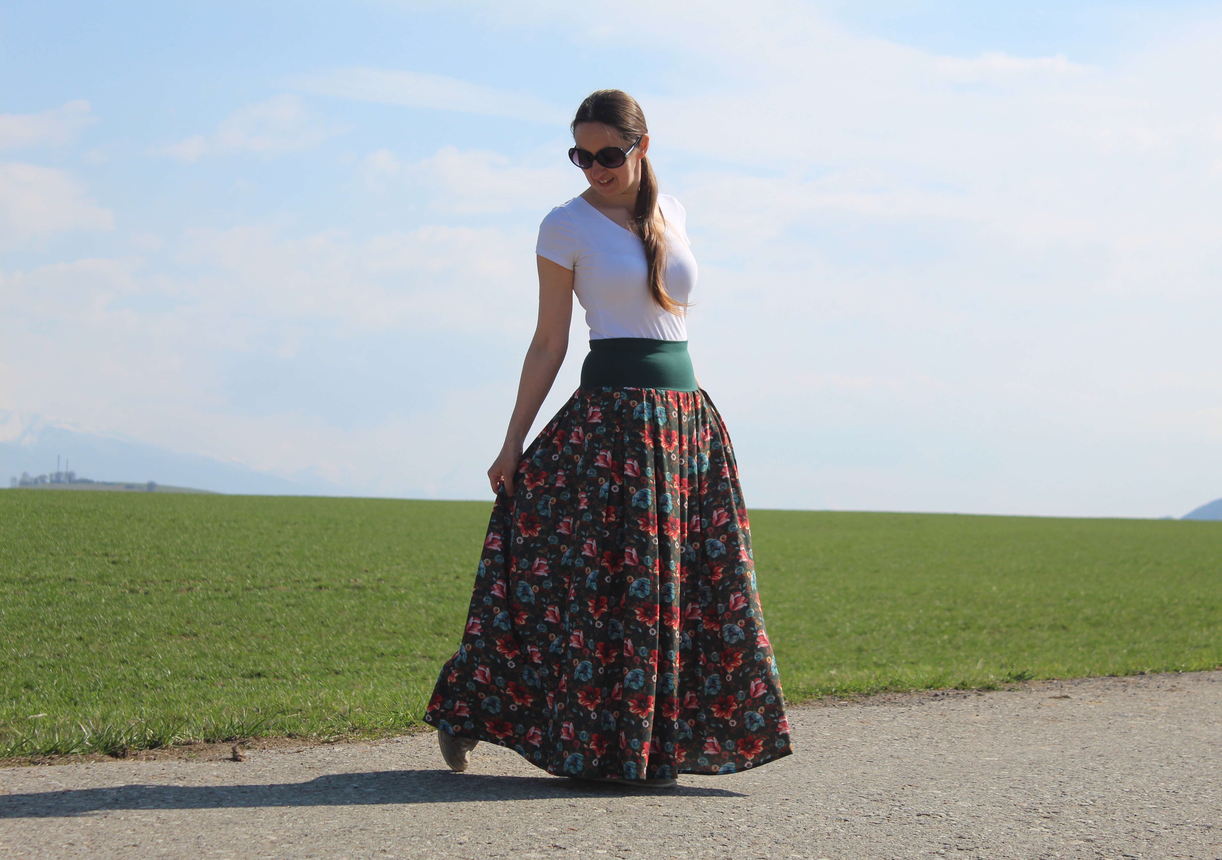 Viskózová sukňa červeno-modré kvety