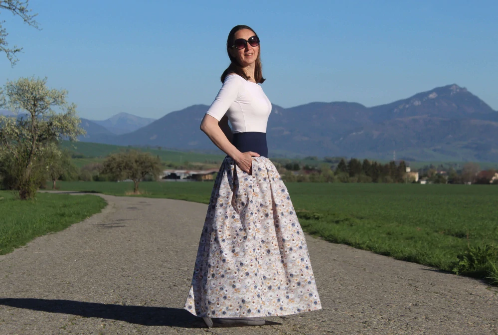 Dlhá skladaná sukňa modro-béžové kvietky