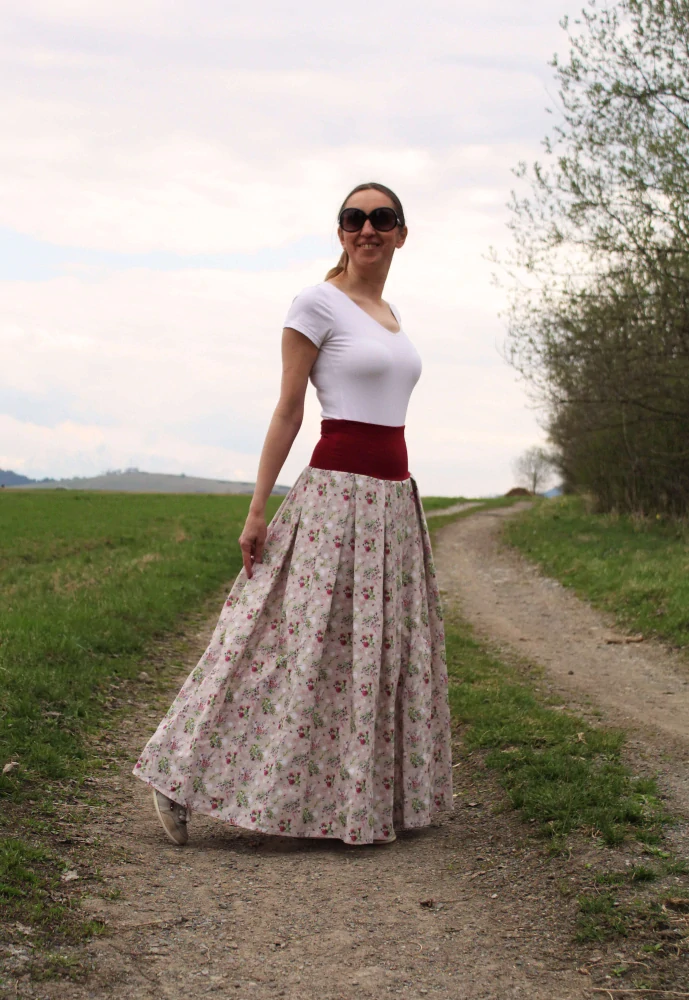 Dlhá skladaná sukňa drobné kvietky na režnej