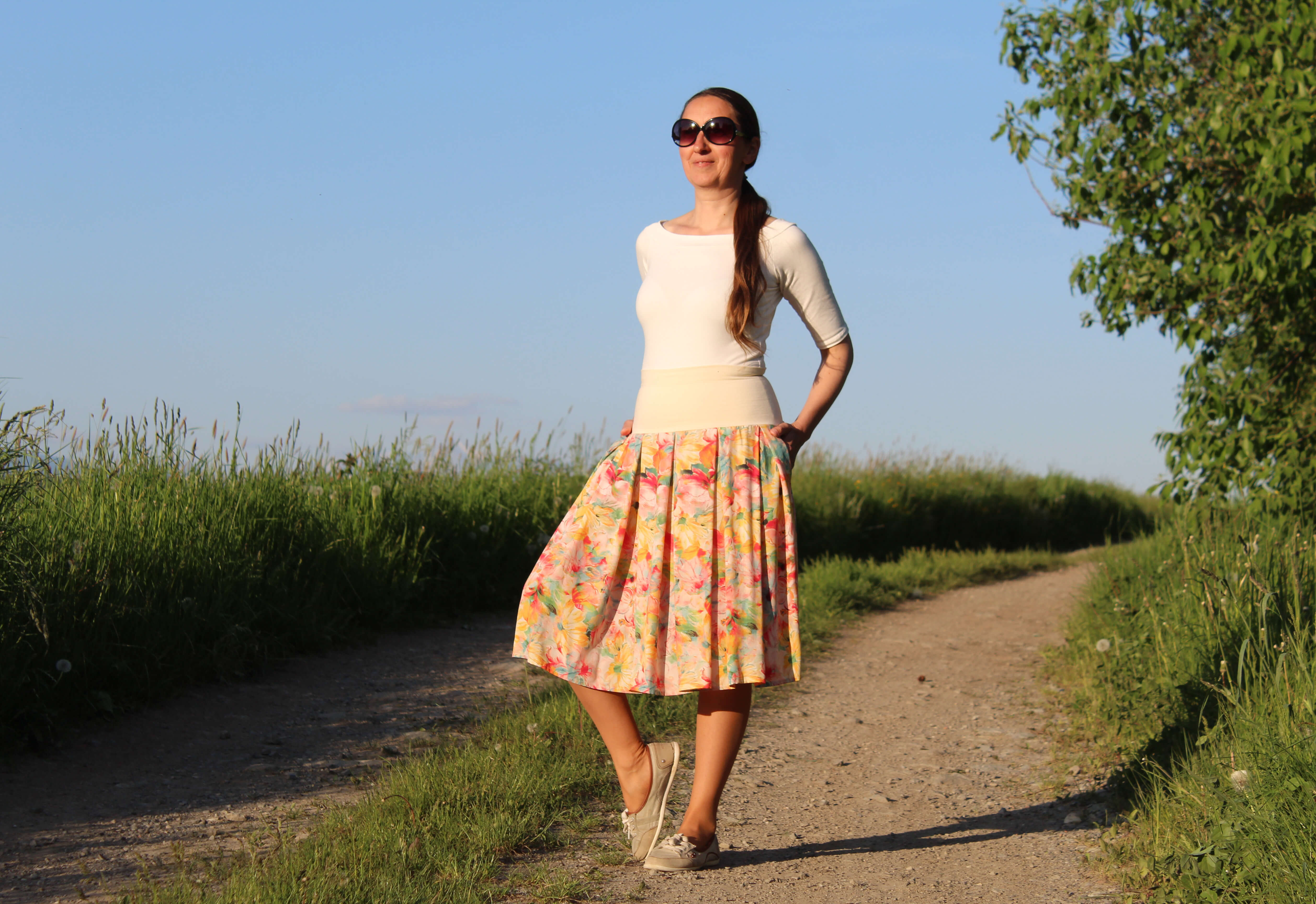 Viskózová sukňa krátka maľované kvetiny