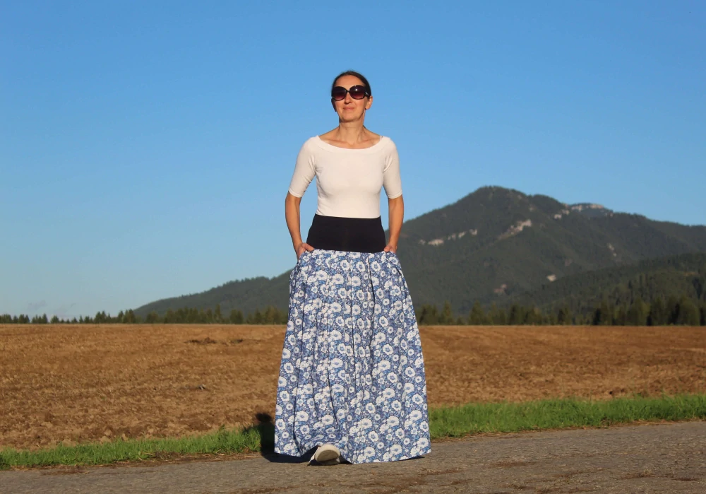 Dlhá skladaná sukňa modrá s bielymi kvetmi