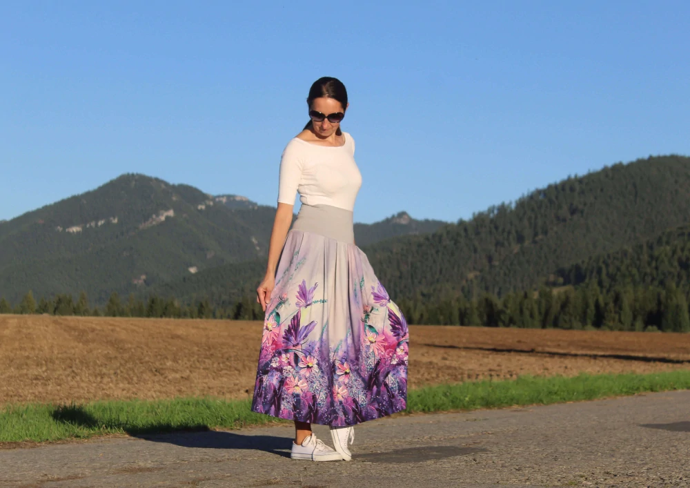 Šedá sukňa s fialovými kvetinami