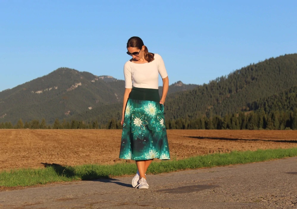 Úpletová sukňa zelená s bielymi kvetmi