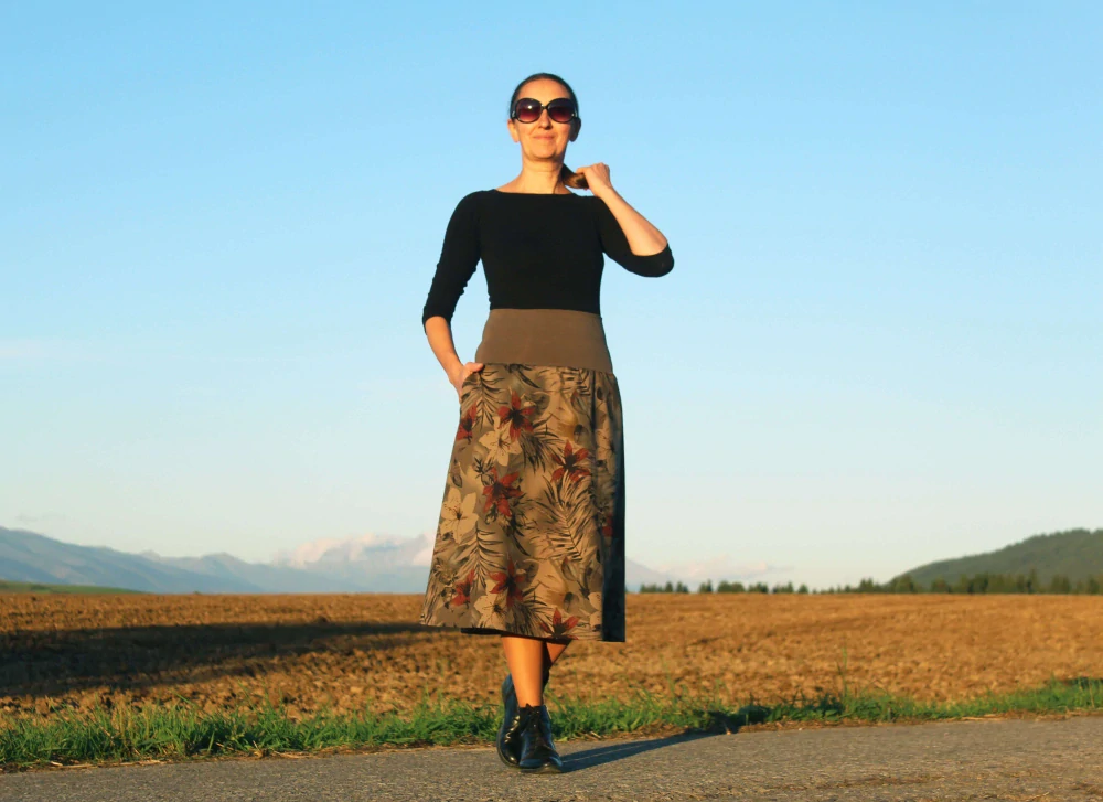 Trojštvrťová zelená riflová sukňa s kvetmi