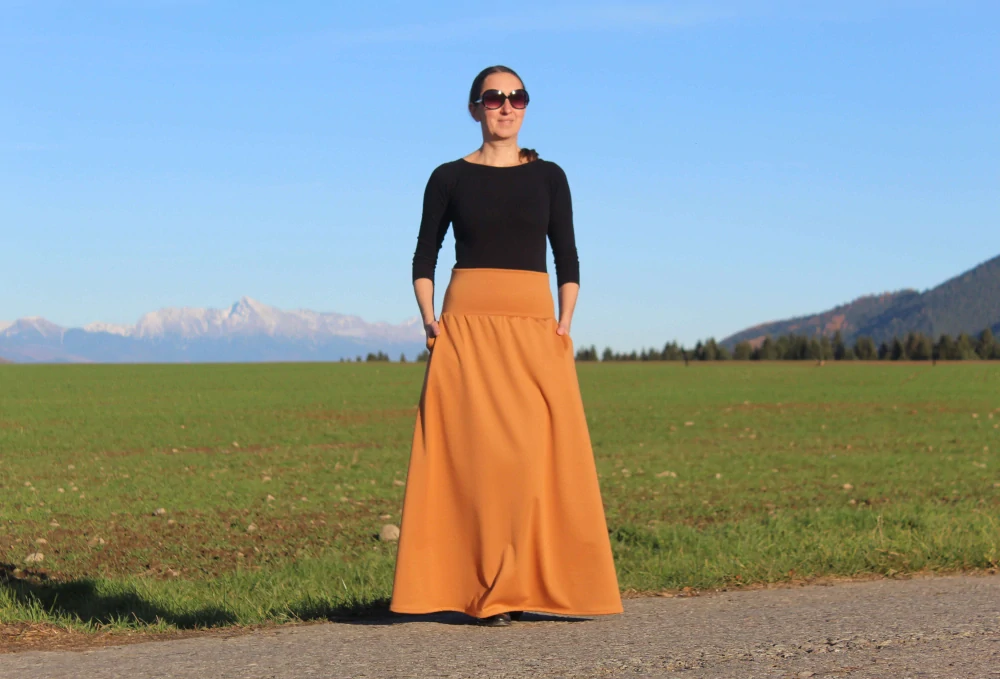 Karamelová áčková úpletová sukňa s vreckami