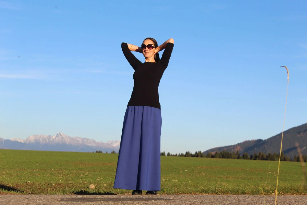 Kráľovsky modrá áčková úpletová sukňa s vreckami