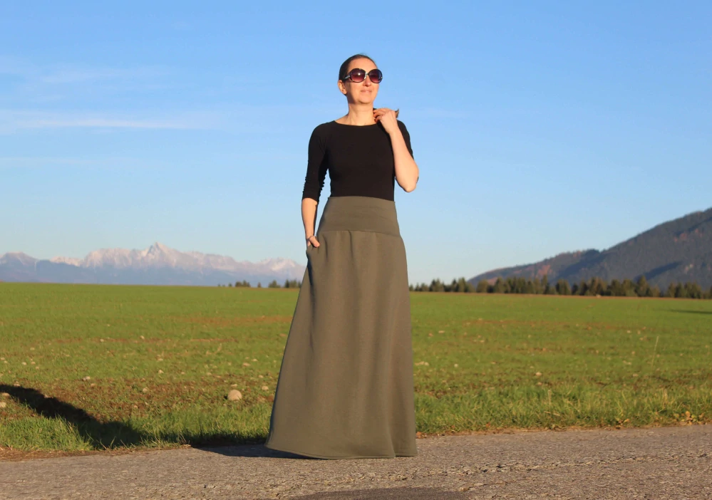 Khaki midi rovná sukňa z bavlnenej teplákoviny s jemným prírodným vzorom a vreckami