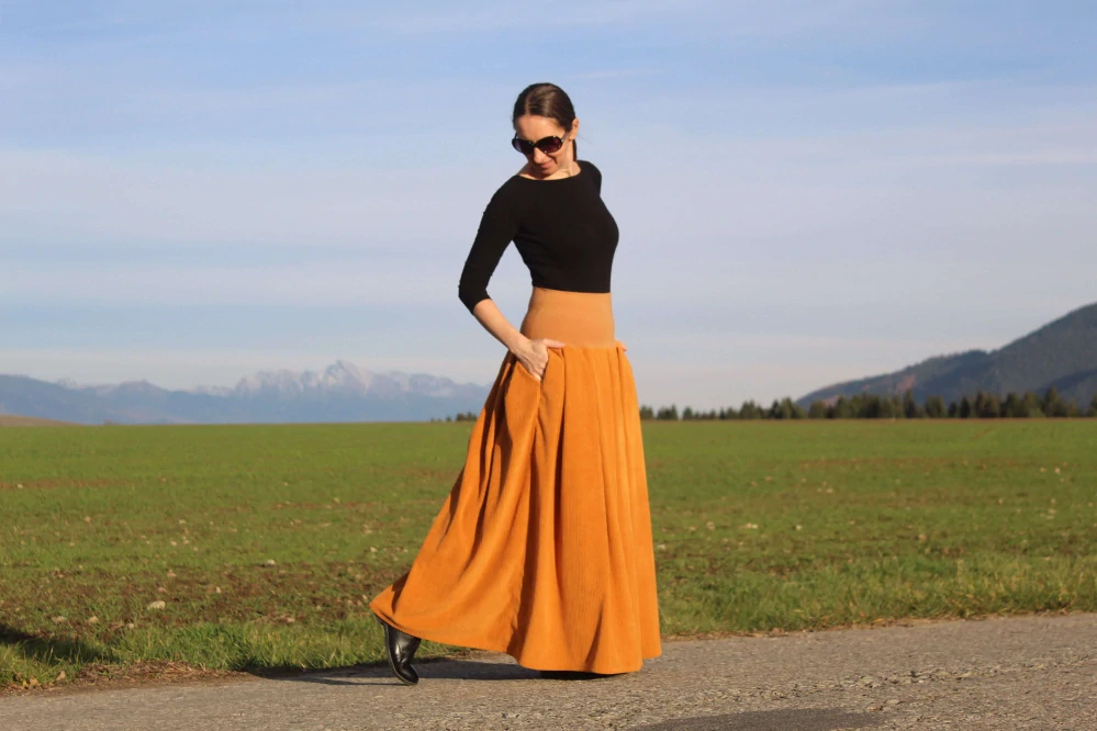 Dlhá karamelovo-hnedá sukňa z mäkkej kostýmovky s vreckami