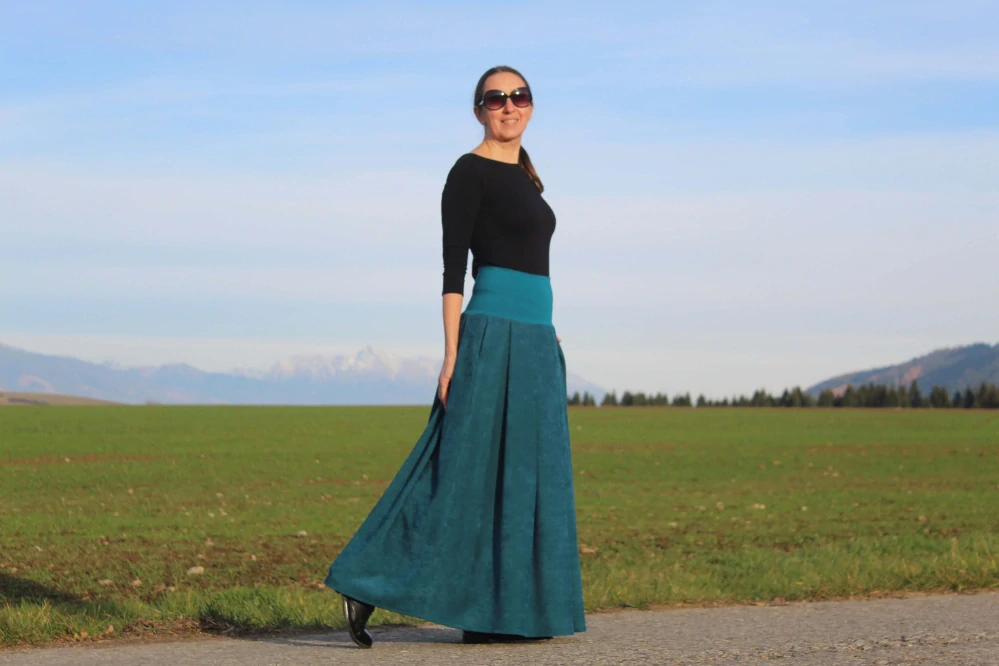 Dlhá petrolejová sukňa z mäkkej kostýmovky s vreckami