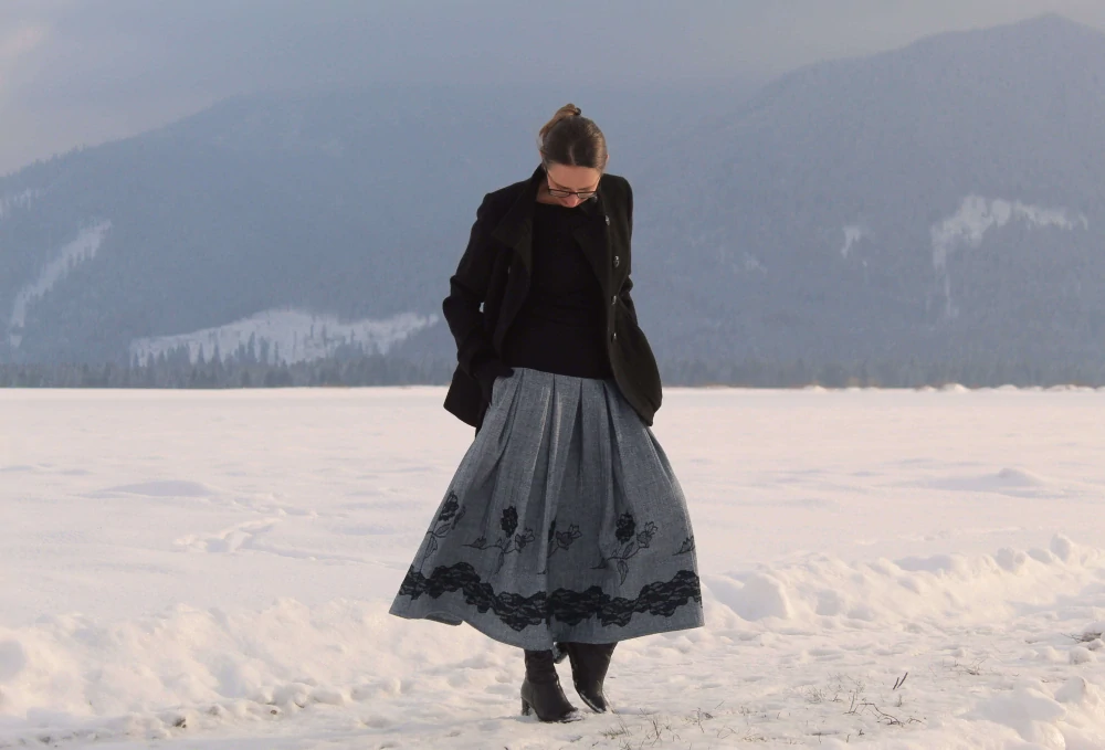 Trojštvrťová šedá sukňa s bordúrou