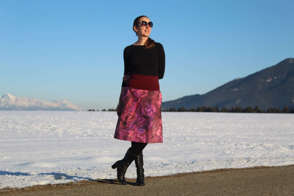 Krátka áčková sukňa z vínovo-fialového softshellu