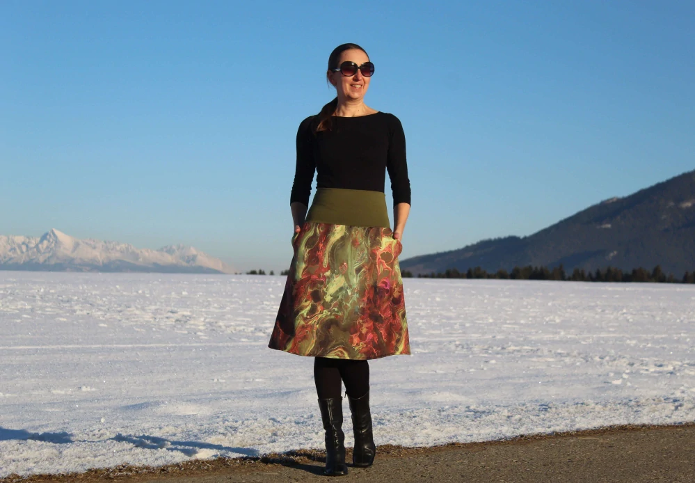 Krátka áčková sukňa zo zeleno-hnedého softshellu