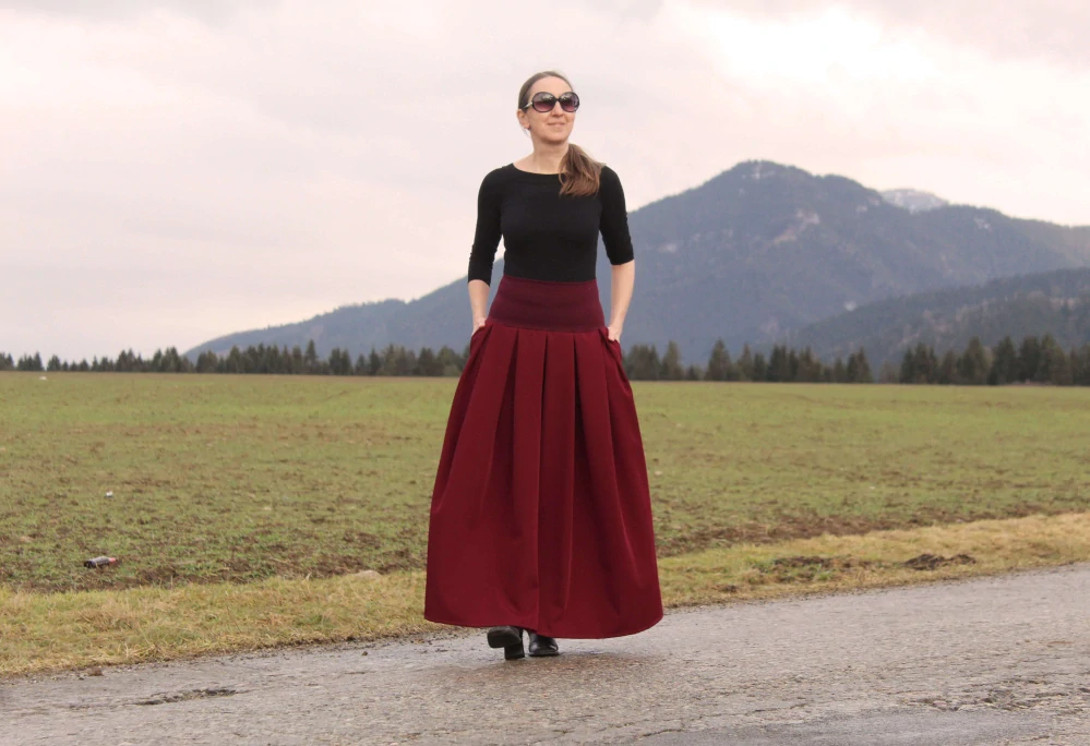 Dlhá bordová skladaná sukňa