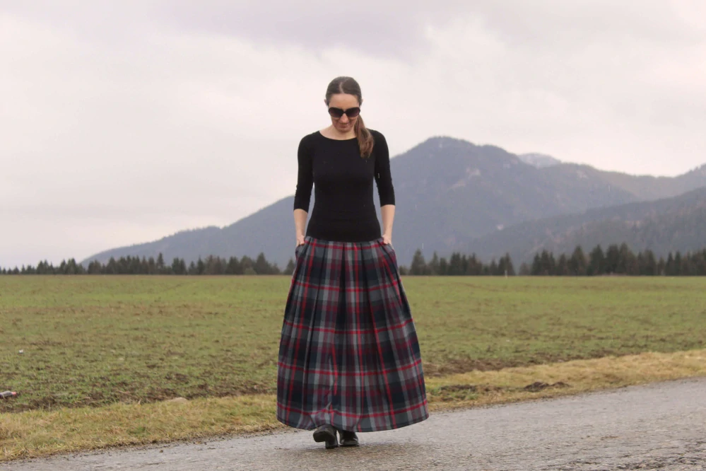 Tmavošedá skladaná károvaná sukňa