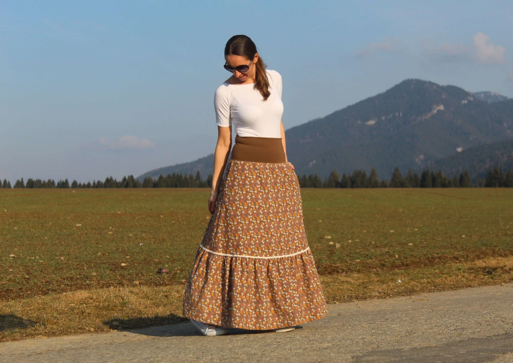 Dlhá hnedošedá sukňa z pracieho kordu s volánom