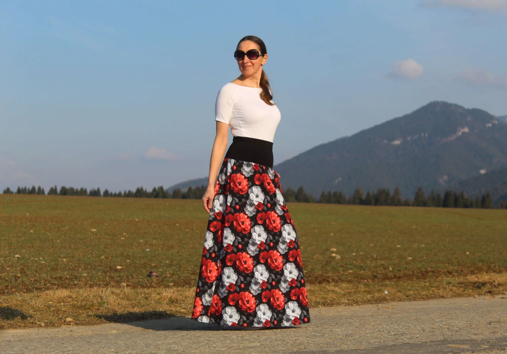 Dlhá čierna áčková sukňa s červenými a bielymi kvetmi