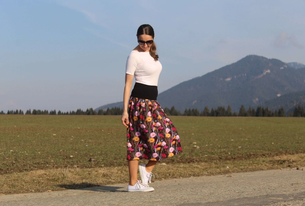 Trojštvrťová čierna úpletová sukňa s farebnými kvetmi