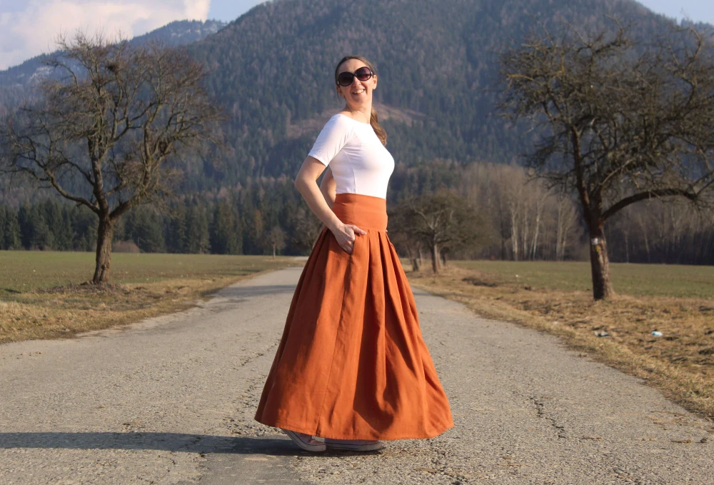 Dlhá škoricovo-hnedá skladaná sukňa zo zmesového ľanu