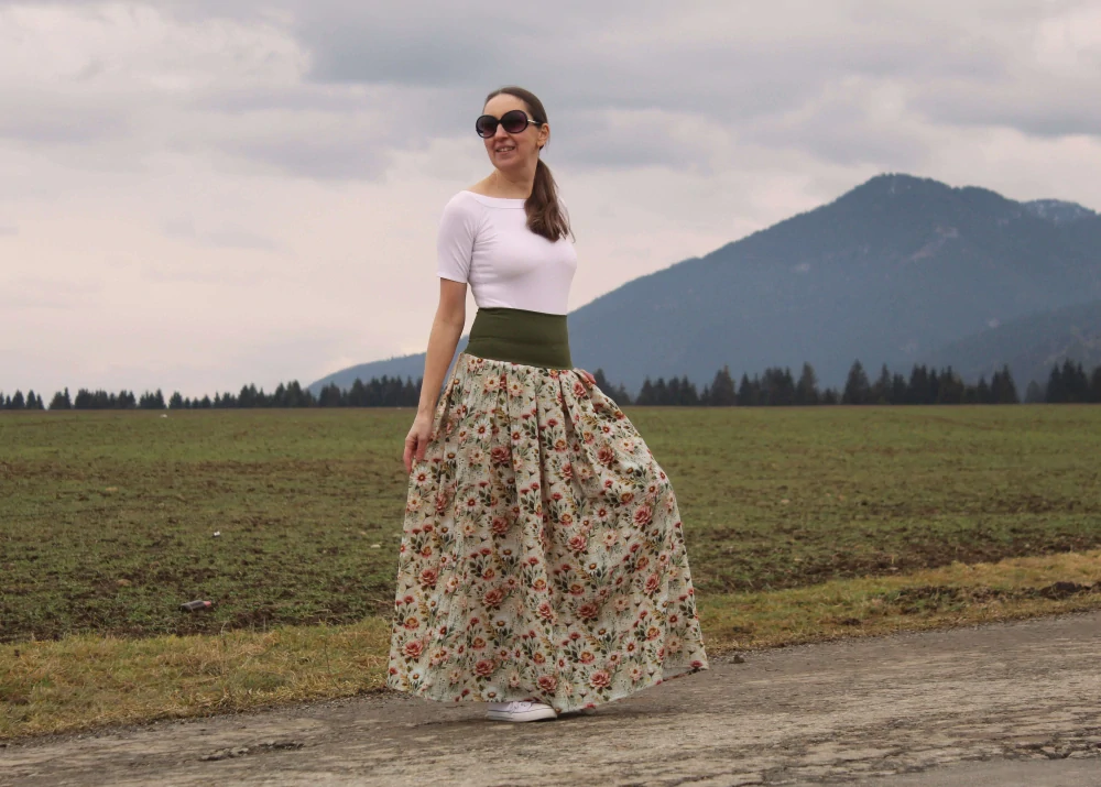 Mušelínová sukňa dlhá – jemne zelená s kvetmi