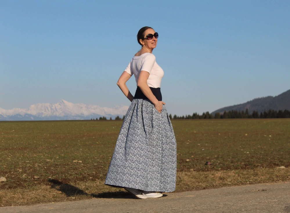 Tmavomodrá bavlnená sukňa s folklórnym vzorom