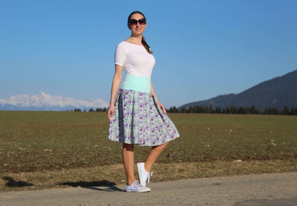 Krátka bavlnená sukňa s kvetinovým vzorom