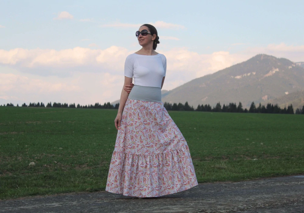 Dlhá bavlnená svetlošedá volánová sukňa s paisley vzorom