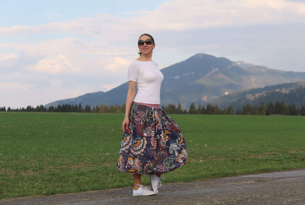 Trojštvrťová modrá bavlnená skladaná sukňa s kvetinovým vzorom