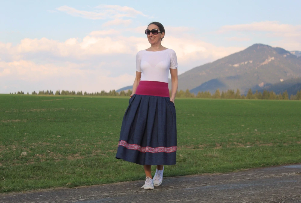 Trojštvrťová skladaná sukňa z bavlnenej rifľoviny so stuhou