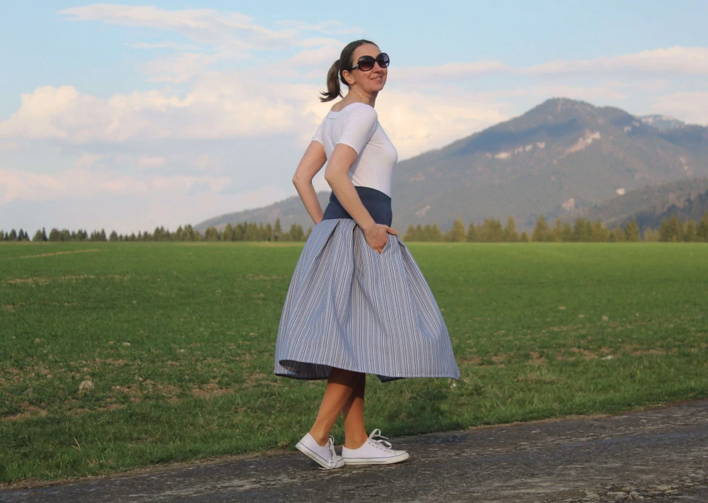 Trojštvrťová modrá prúžkovaná sukňa z kostýmovky 