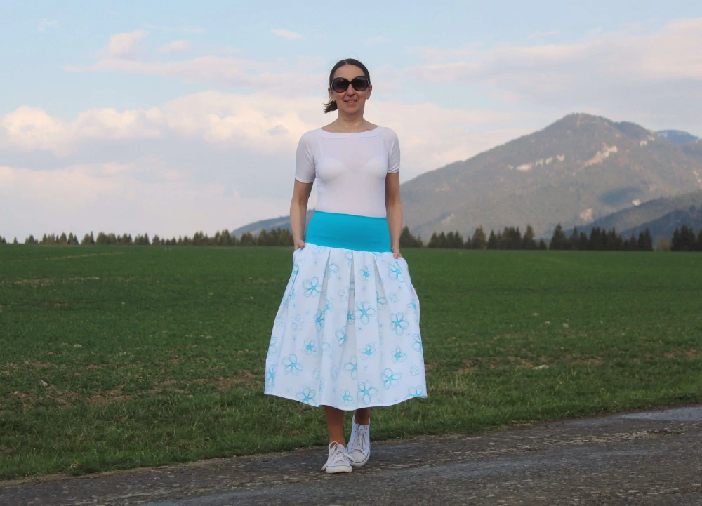 Trojštvrťová sukňa s kvetinovým vzorom – bielo-tyrkysová veľ.M