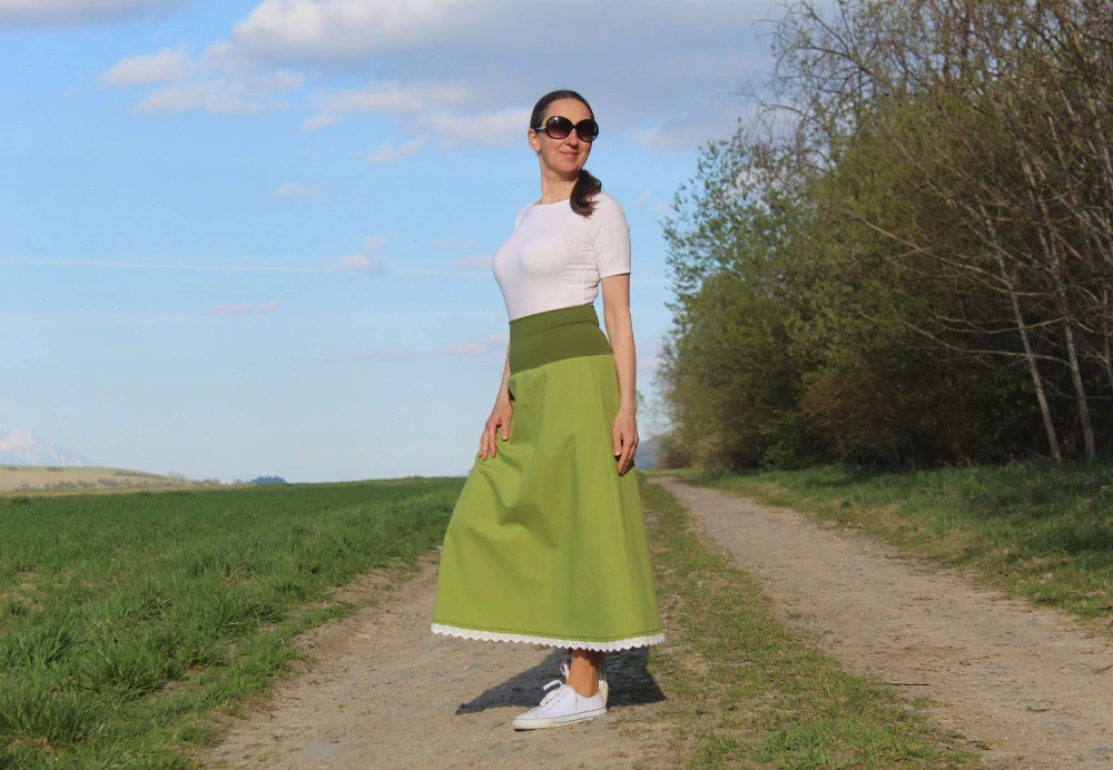 Dlhá áčková sukňa zo zmesového ľanu – svetlozelená s výšivkou a madeirou