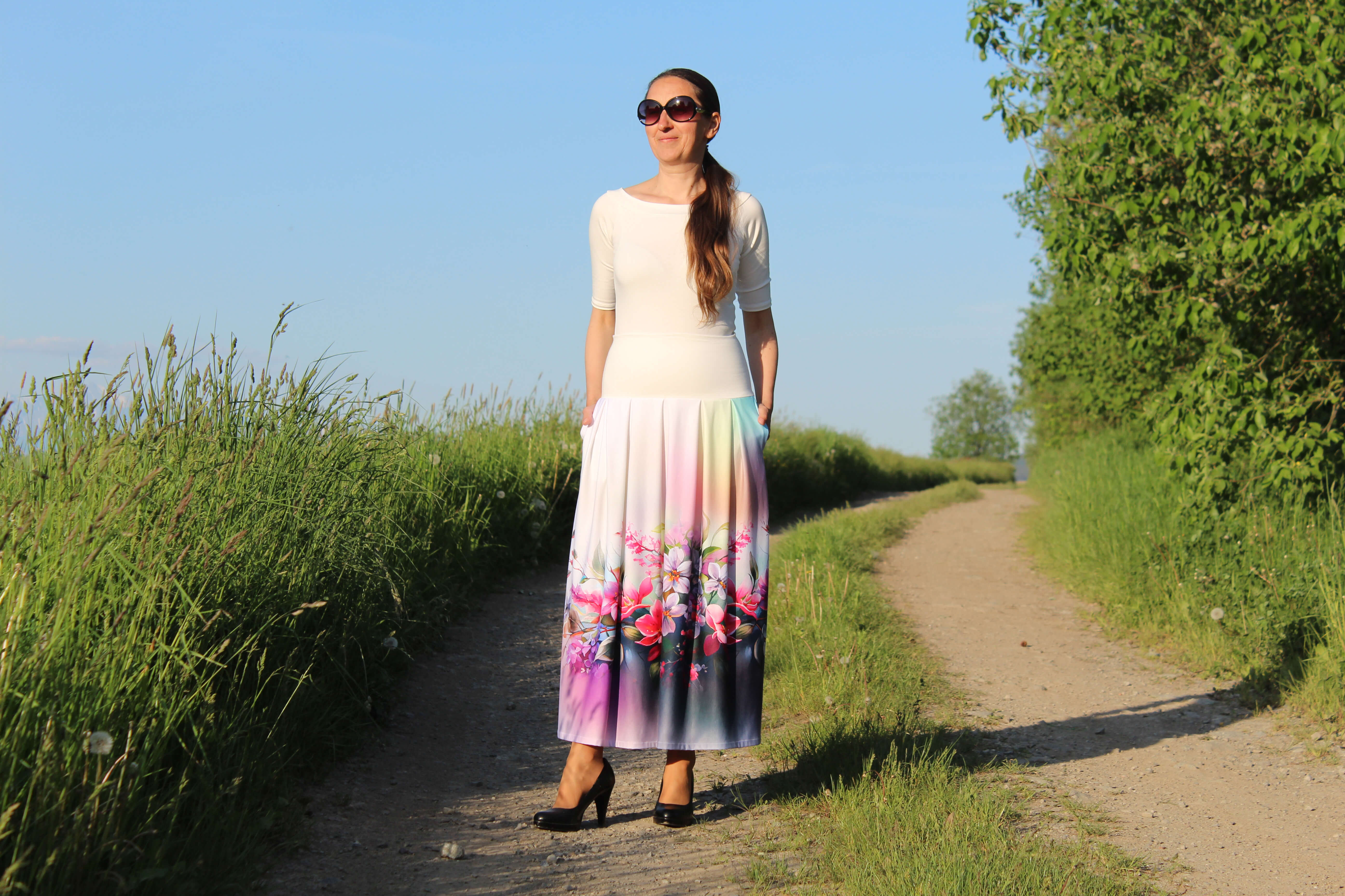 Úpletová sukňa svetlá s kvetinami