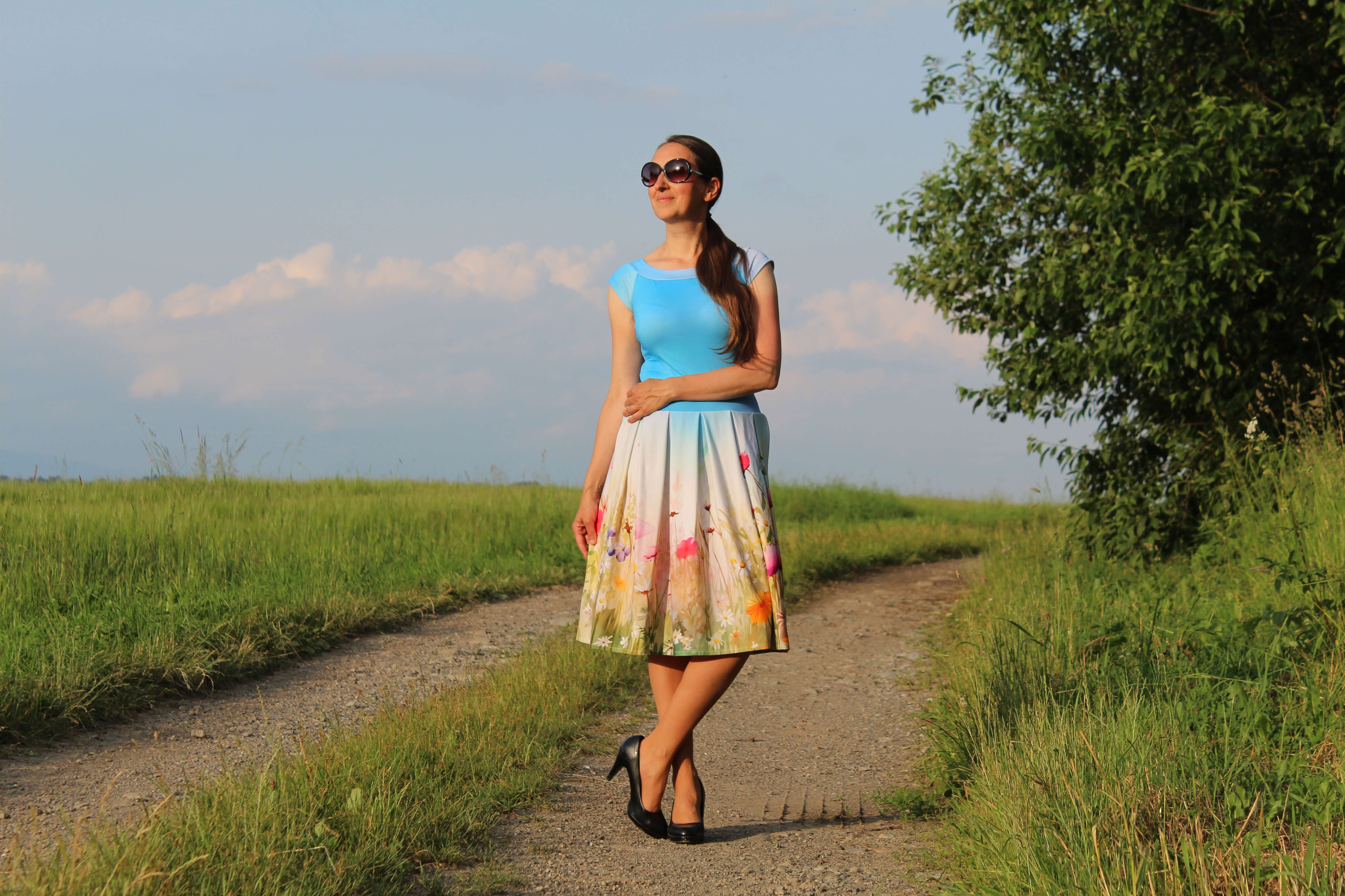 Úpletové šaty modré s kvetinami