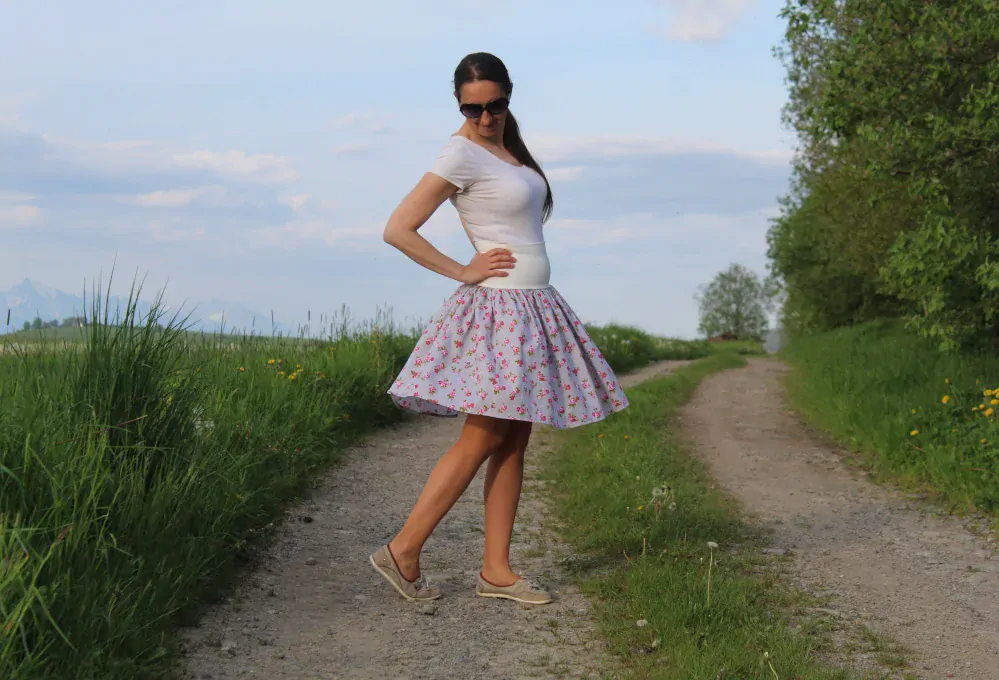 Bavlnená riasená sukňa šedá s ružami