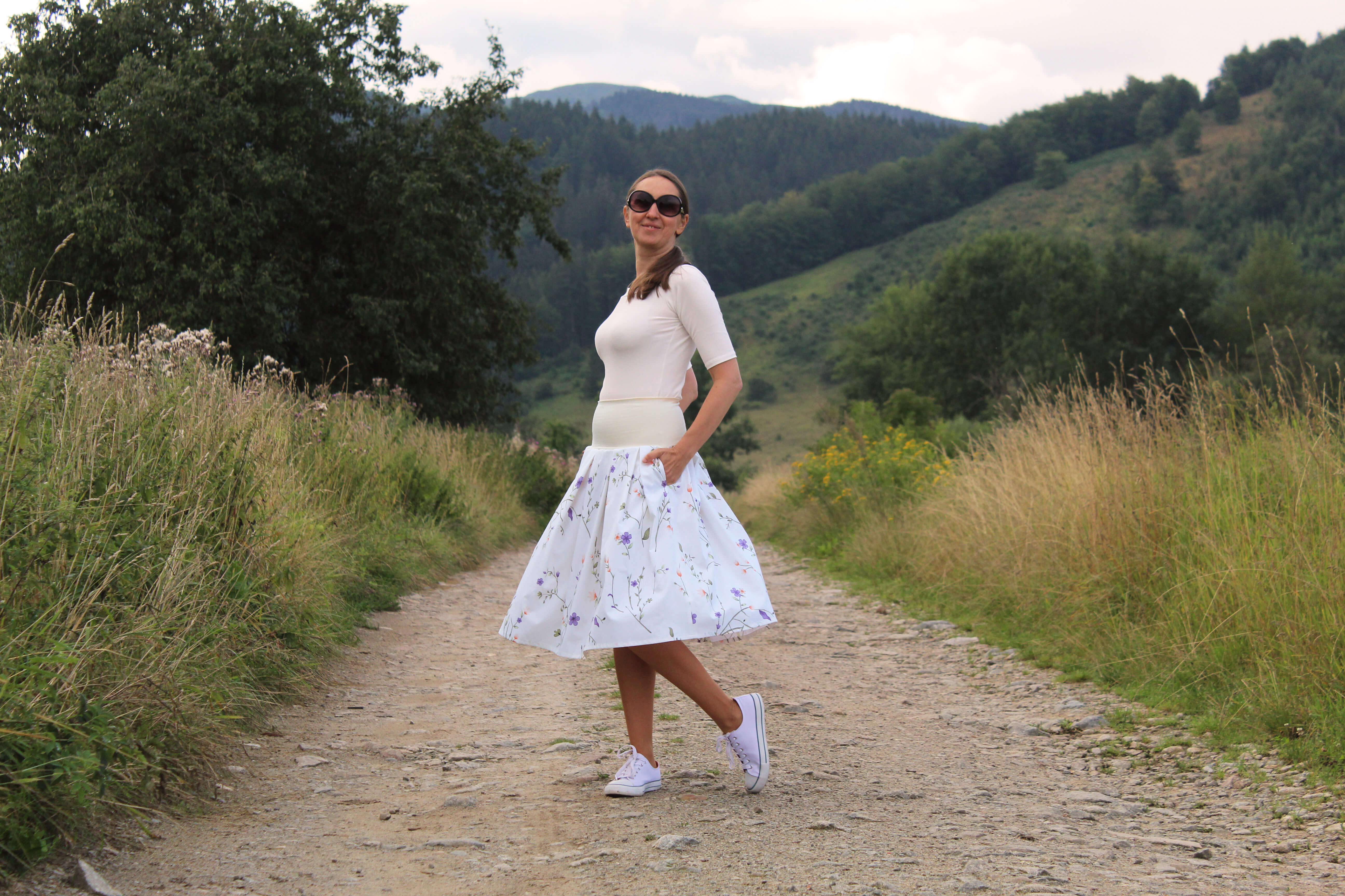 Bavlnená skladaná sukňa oranžovo-fialové kvietky