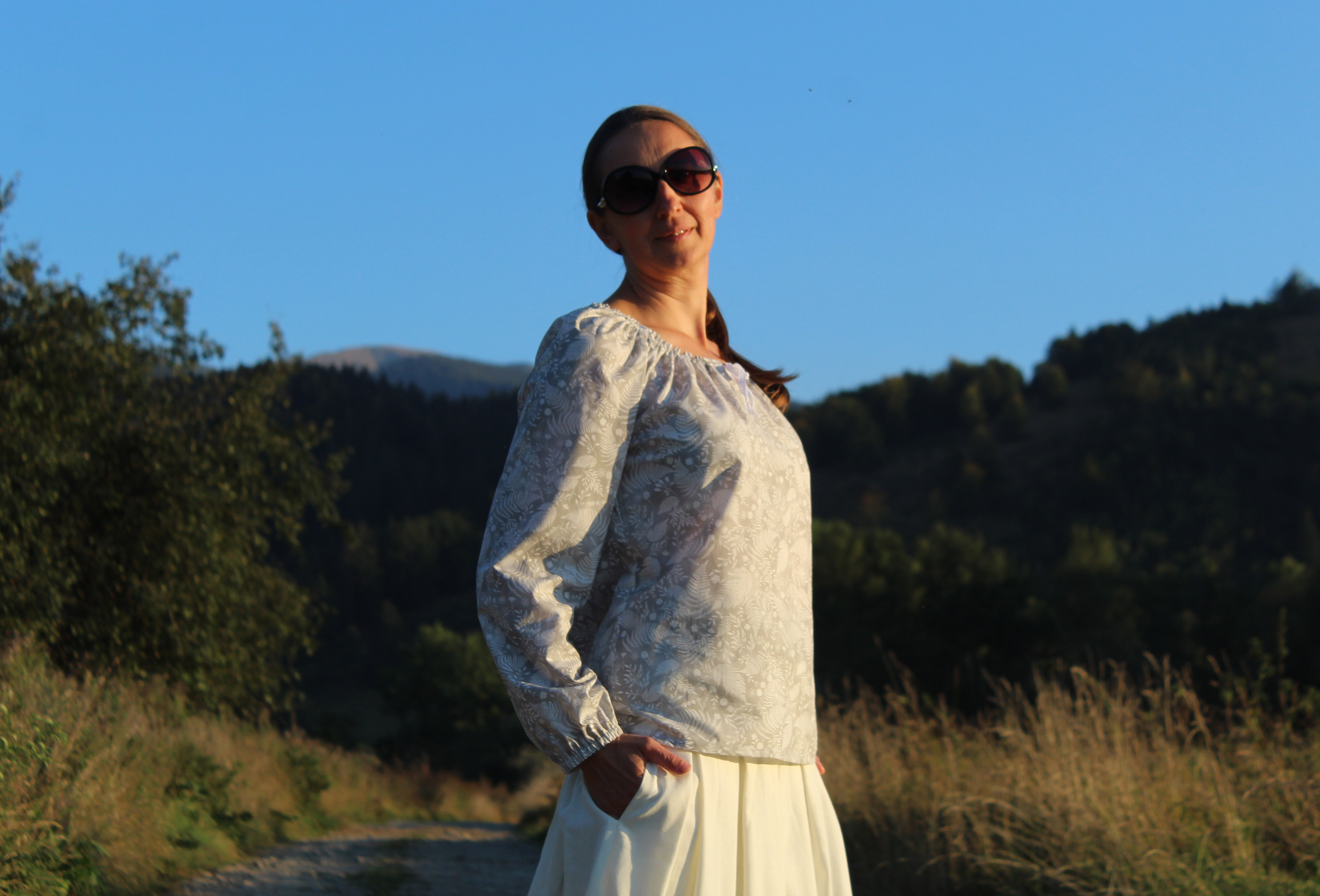 Blúzka svetlošedá s bielymi lístkami