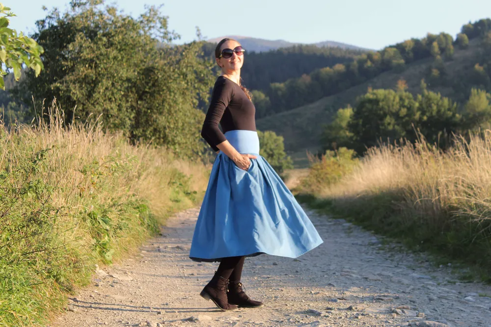 Modrá skladaná sukňa