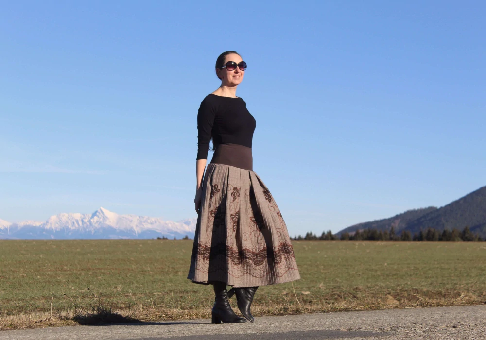 Trojštvrťová hnedá sukňa s bordúrou