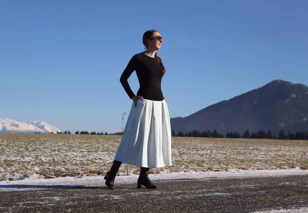 Čierno-biela bodkovaná sukňa