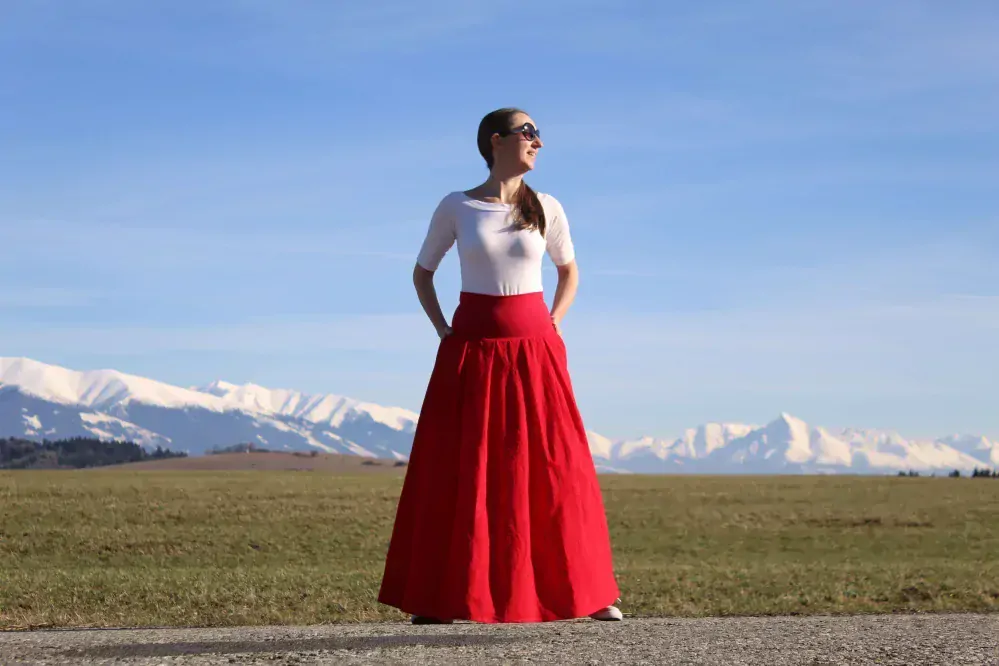 Bavlnená červená sukňa s vyšívanými kvetmi 