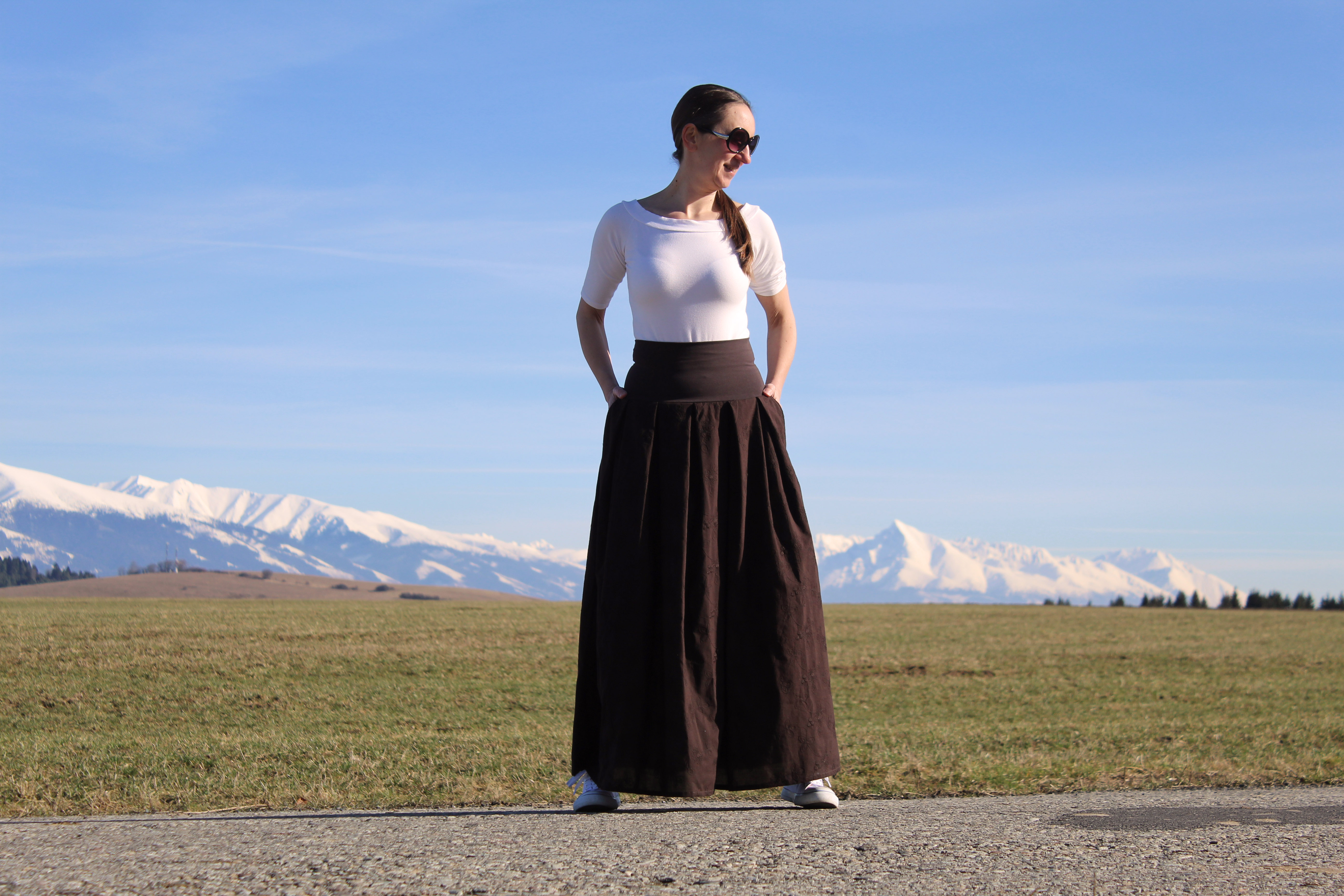 Bavlnená hnedá sukňa s vyšívanými kvetmi 