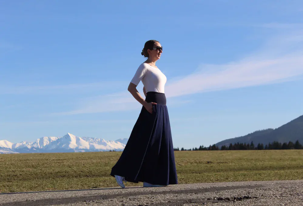 Mušelínová skladaná sukňa tmavomodrá