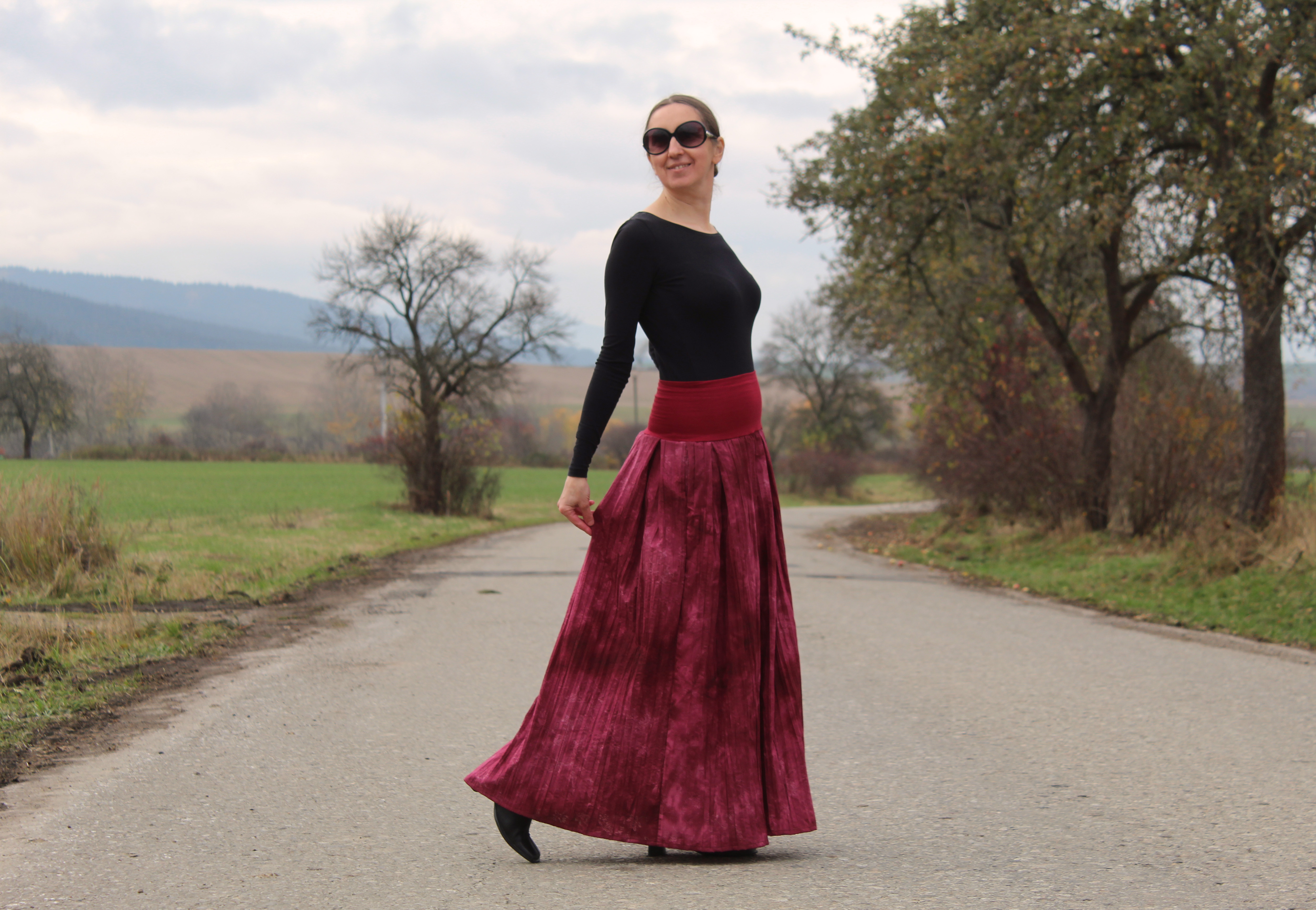 Krešovaná vínová skladaná sukňa