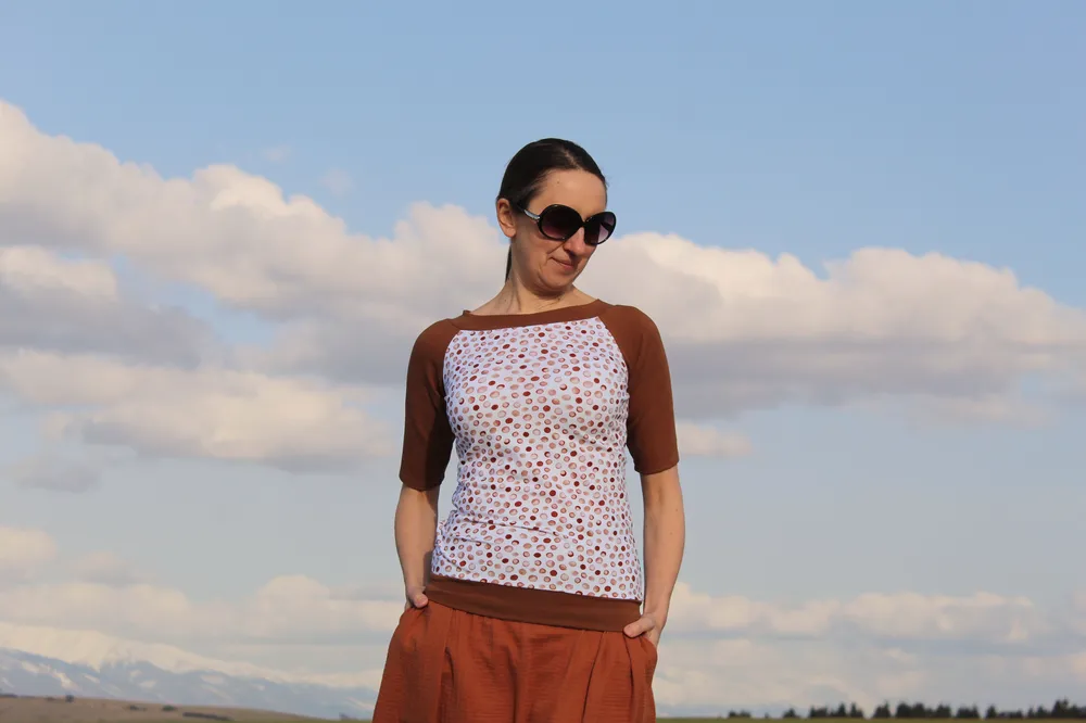 Tričko hnedé s bodkami