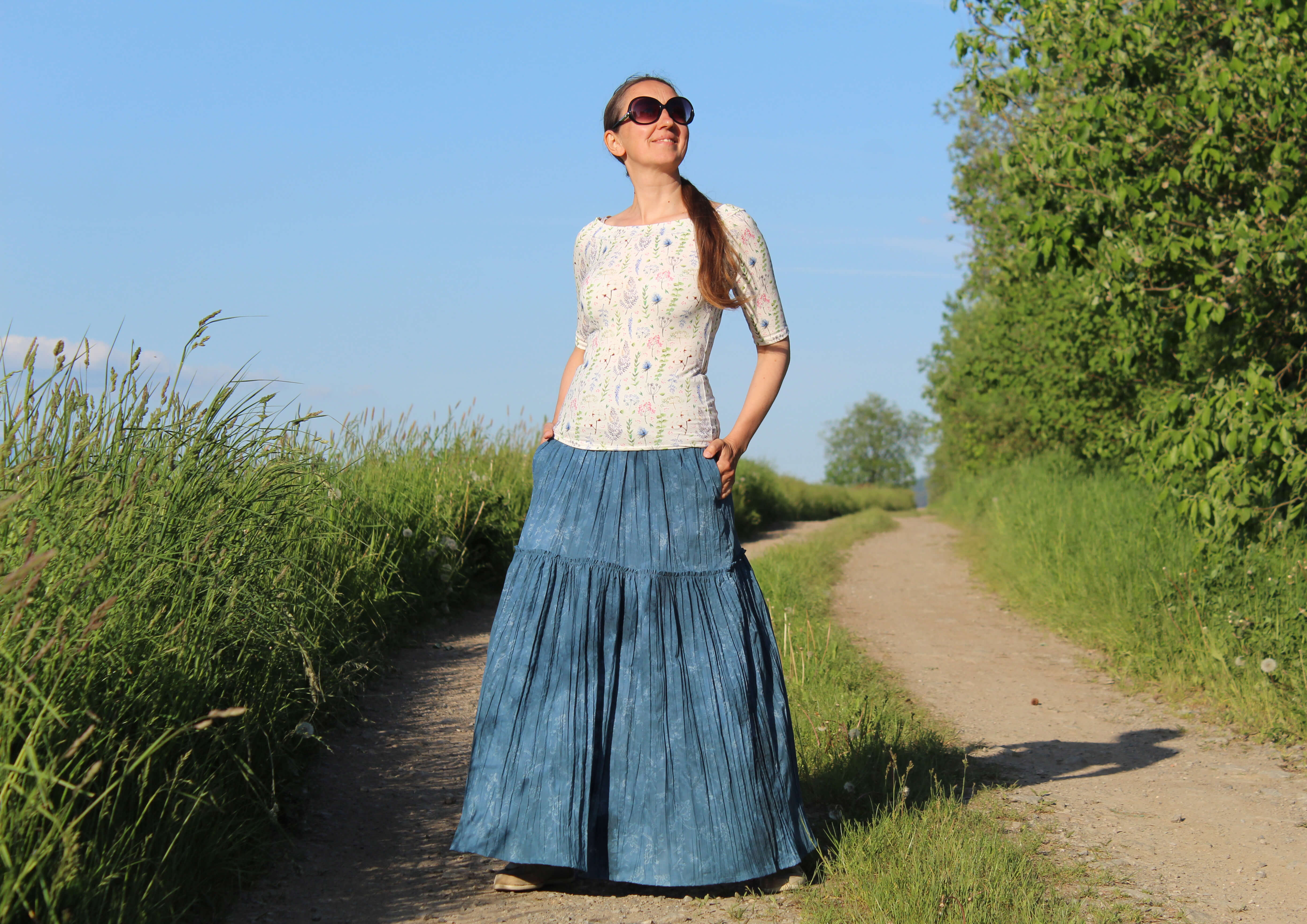 Krešovaná modrá volánová sukňa